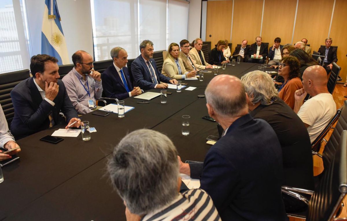 El ministro Tadeo García Zalazar junto al secretario general del Consejo Federal de Educación