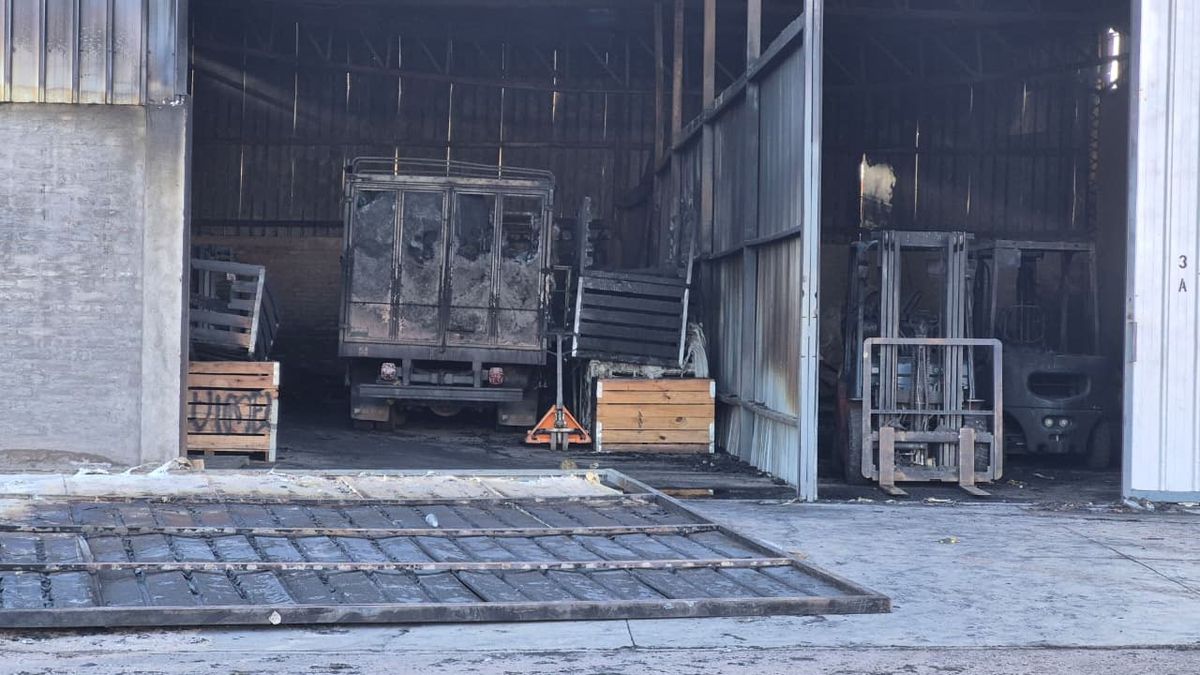 El incendio en 6 galpones de la Feria de Guaymallén dejó pérdidas multimillonarias tras quemarse autoelevadores, camiones, cámaras de frío y mercadería. El incendio en 6 galpones de la Feria de Guaymallén dejó pérdidas multimillonarias tras quemarse autoelevadores, camiones, cámaras de frío y mercadería.
