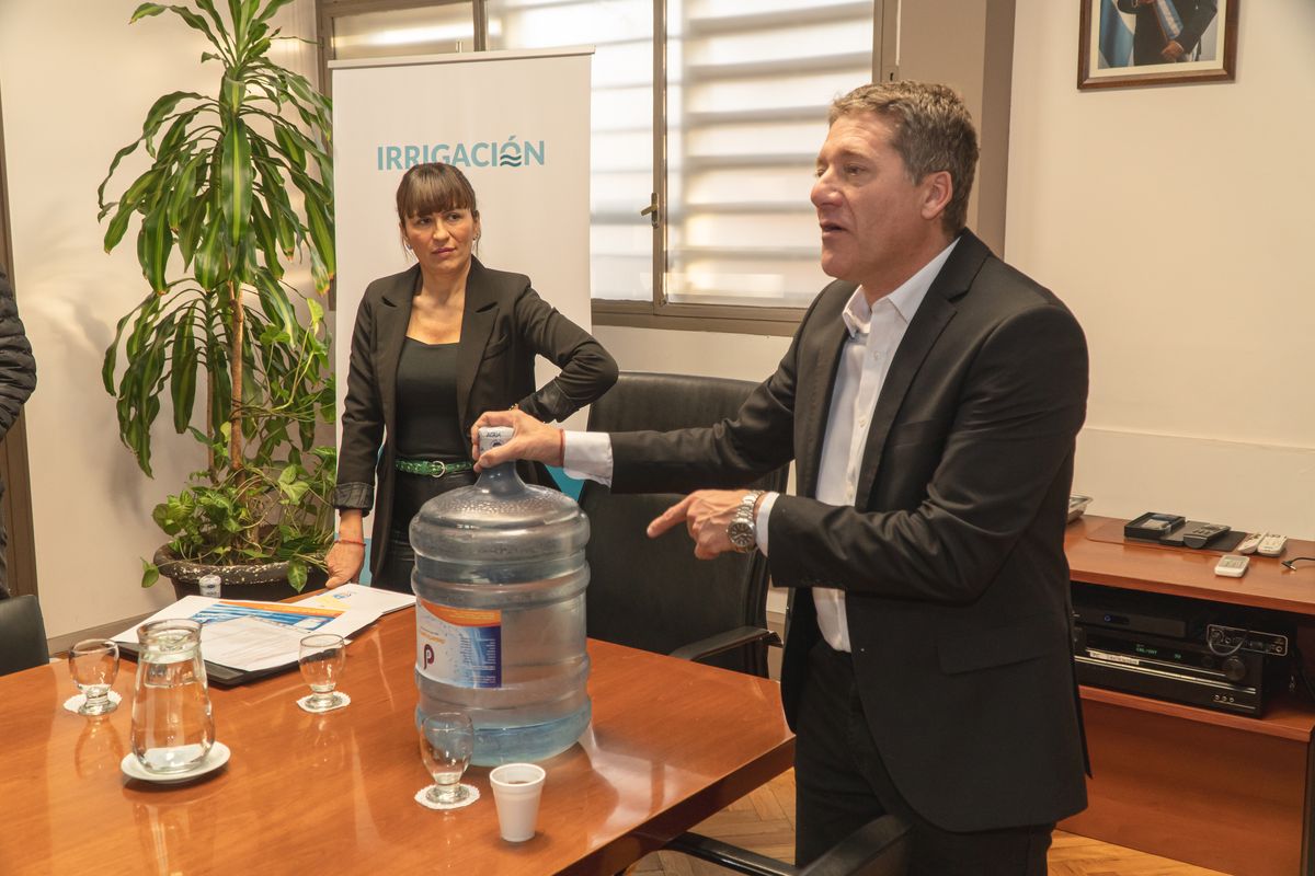 Villegas aseguró que el agua mineral que cede Mendoza es envasada y vendida por privados en La Pampa. Villegas aseguró que el agua mineral que cede Mendoza es envasada y vendida por privados en La Pampa.