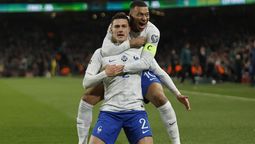 Pavard celebra con Mbappé el único gol de Francia ante Irlanda.