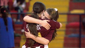 Las chicas se divierten: a semifinales, con goleada incluída