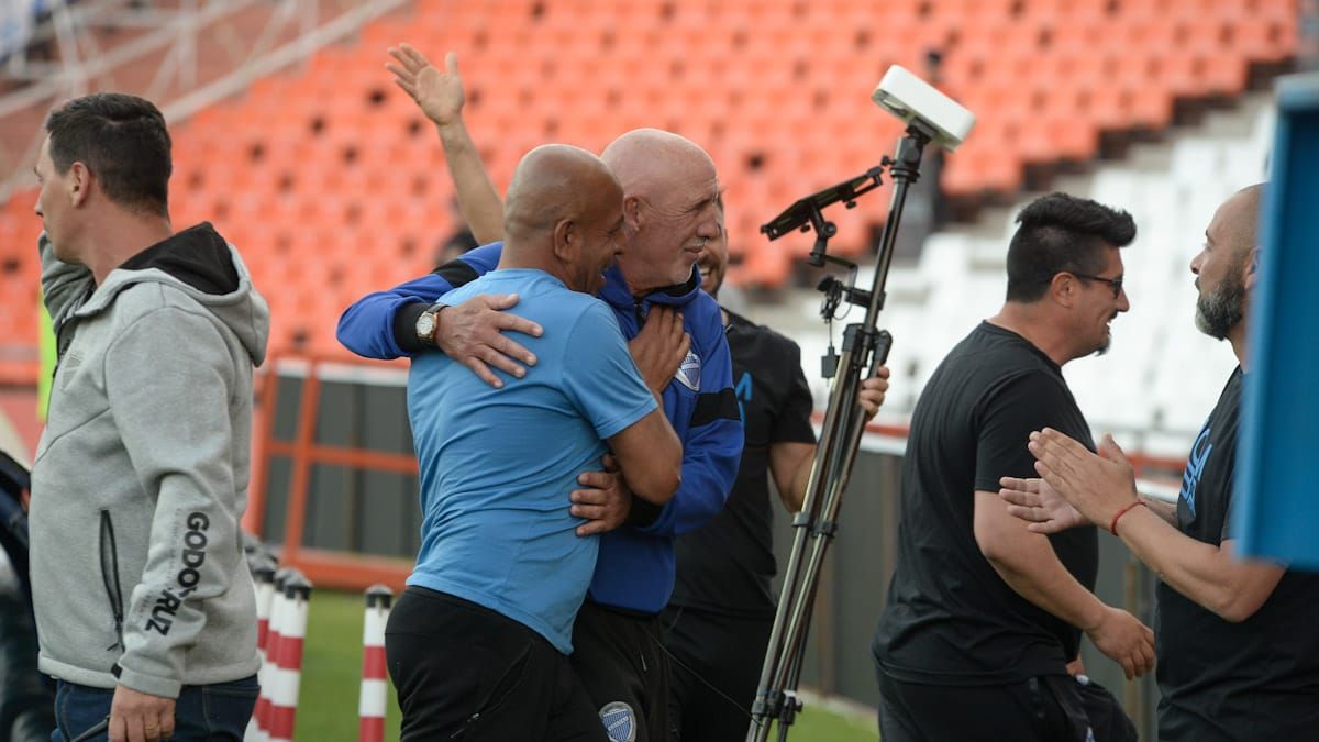 El Gato Oldrá festejó con Mario Gómez el triunfo ante San Lorenzo. El Gato Oldrá festejó con Mario Gómez el triunfo ante San Lorenzo.