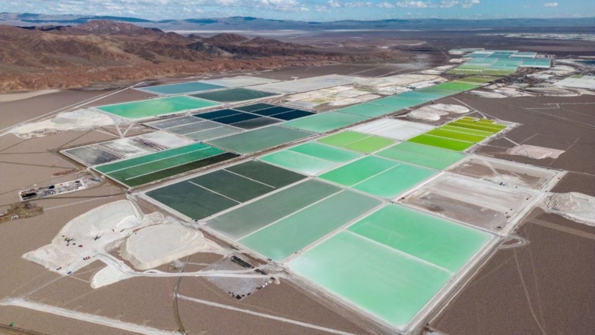 Piscinas de evaporación de litio en el desierto de Atacama, Chile. Hay unos 60 salares en el país, pero sólo el 30% están protegidos. Foto: Freedom Wanted, Alamy.&nbsp;