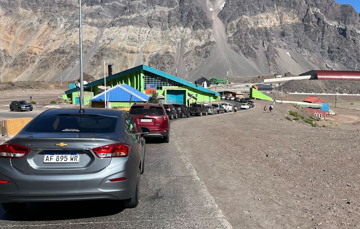Largas colas para cruzar a Chile se registraron este sábado, en el feriado de Carnaval.