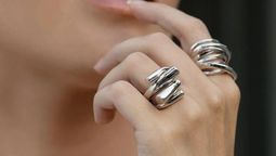 El truco para usar los anillos que te quedan grandes sin llevarlos al joyero