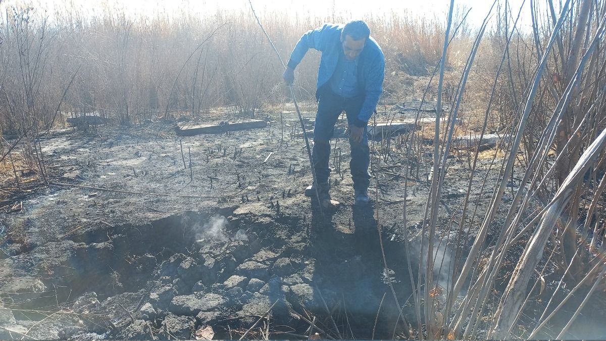 Simón camina sobre la tierra humeante de Kilómetro 8. La foto fue tomada esta semana por Matías Pascualetti.