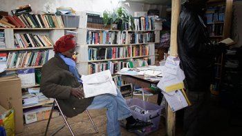 Los migrantes de Calais levantaron escuelas, bibliotecas y bares en tiendas de campaña