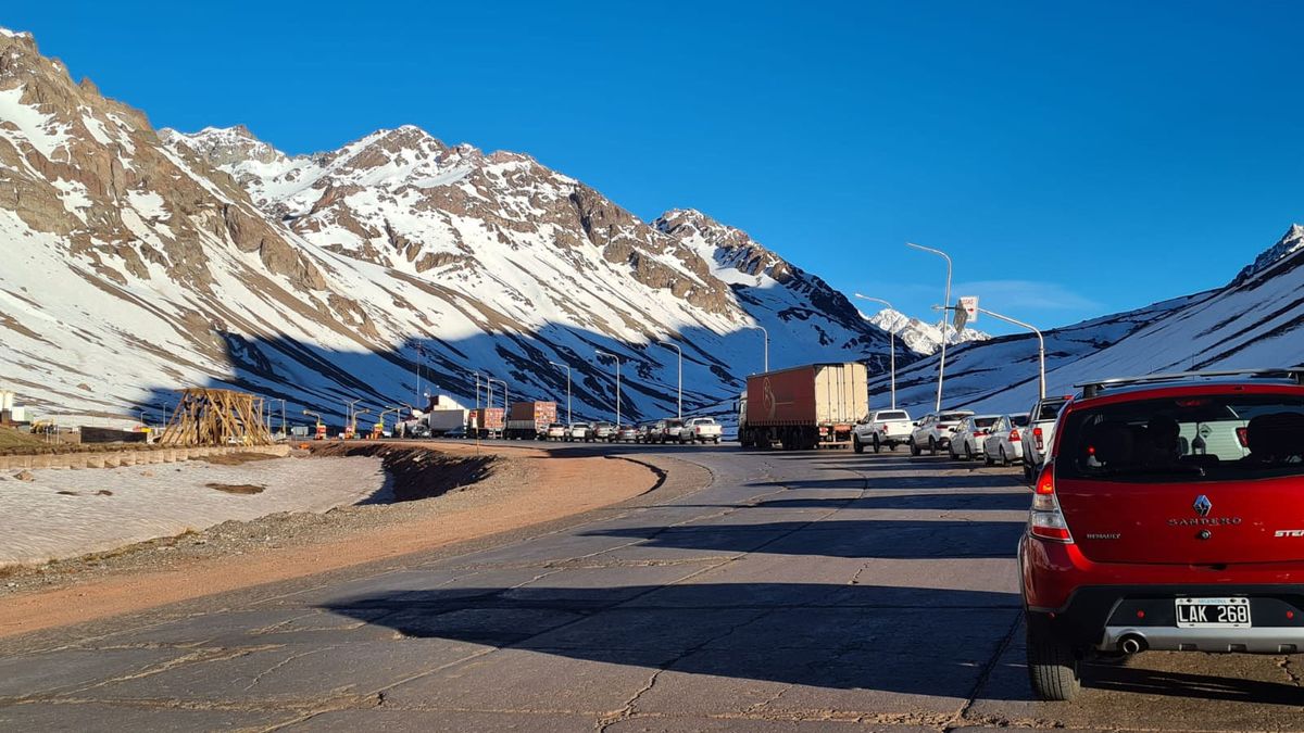 El paso a Chile permanece abierto para todo tipo de vehículos.