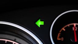 El sonido de la luz de giro puede cambiar y acelerarse, indicando así un problema. El sonido de la luz de giro puede cambiar y acelerarse, indicando así un problema.