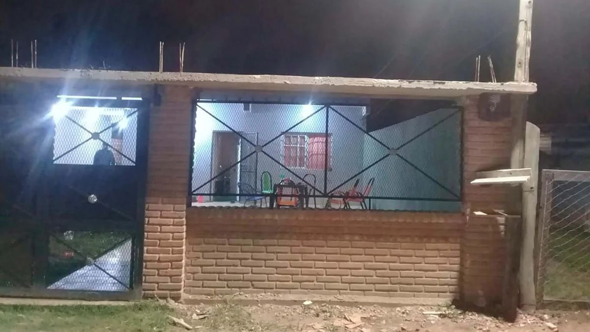 La casa a la ingresaron los falsos policías, en La Matanza, atacando a balazos a una familia de nacionalidad paraguaya, provocando la muerte de tres personas, entre ellas un niño de 10 años