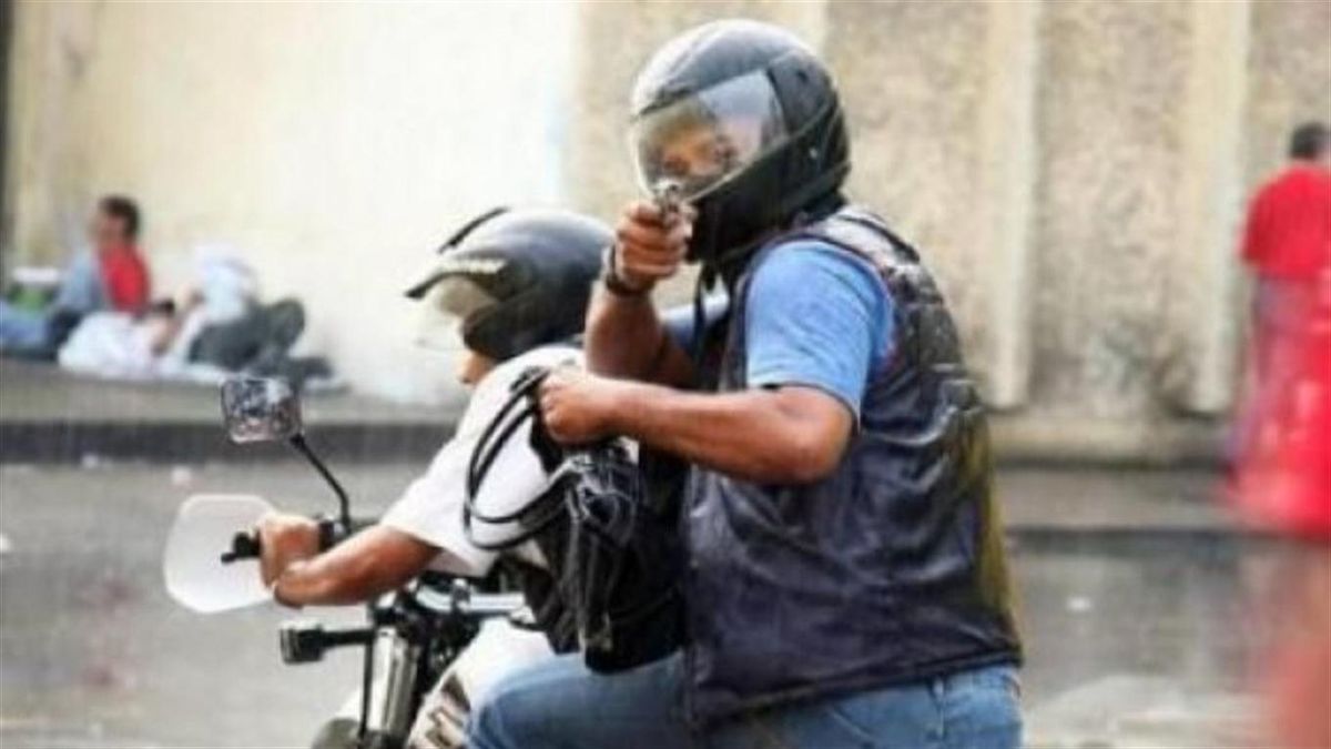 Ladrones. Dos motochorros le robaron la cartera a una mujer pero vecinos los atraparon y los golpearon.