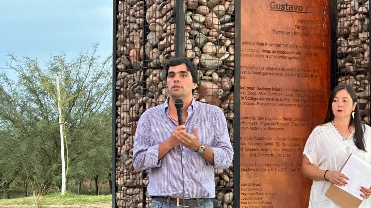Santiago Sancho, tesorero de la AVM, durante el discurso de inauguración del mural en Lavalle.