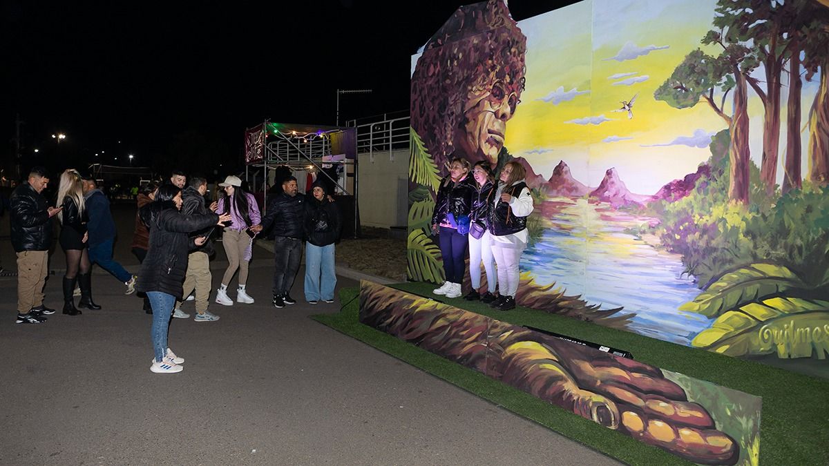 Todos se quieron sacar la foto con el póster de La Mona. Todos se quieron sacar la foto con el póster de La Mona.