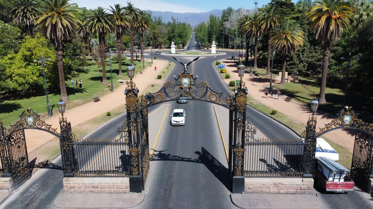 Los tradicionales portones del Parque, toda una postal de la Ciudad de Mendoza. Los tradicionales portones del Parque, toda una postal de la Ciudad de Mendoza. 