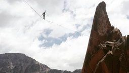 Highline: cómo atravesar el vacío a casi 100m de altura
