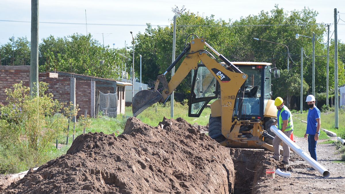 La obra prevé la colocación de 8 mil metros de cañería de 160 pulgadas y 2.500 metros de cañería de 200 pulgadas, además de &nbsp;400 conexiones domiciliarias de Rivadavia.