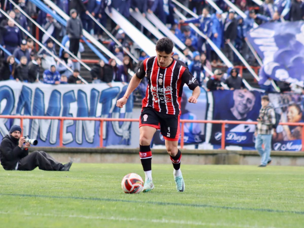 Lucas Algolzino, el lateral derecho de Hurac&aacute;n Las Heras.