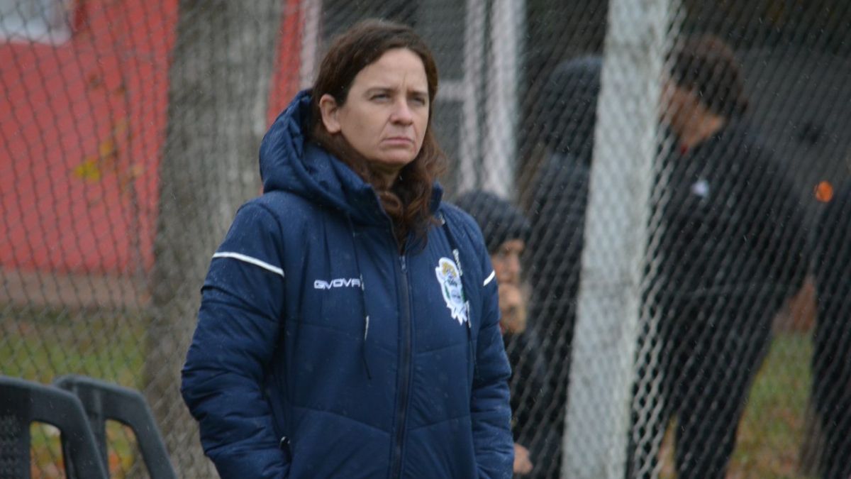 Mirada atenta al partido. Buena planificación y orden de Las Triperas le permitió estar a punto de ganar el clásico ante Estudiantes de visitante, en el debut de la mendocina como DT.