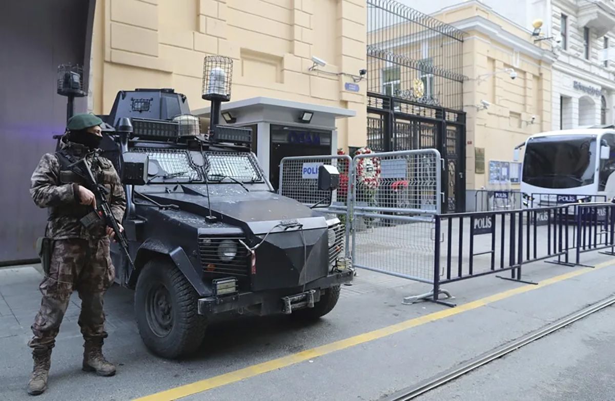 Miembros de las fuerzas especiales vigilan la entrada del Consulado ruso en Estambul, en una imagen de archivo. Estados Unidos y Rusia se encuentran en una nueva ronda de negociaciones. Crédito: EFE/Tolga Bozoglu.