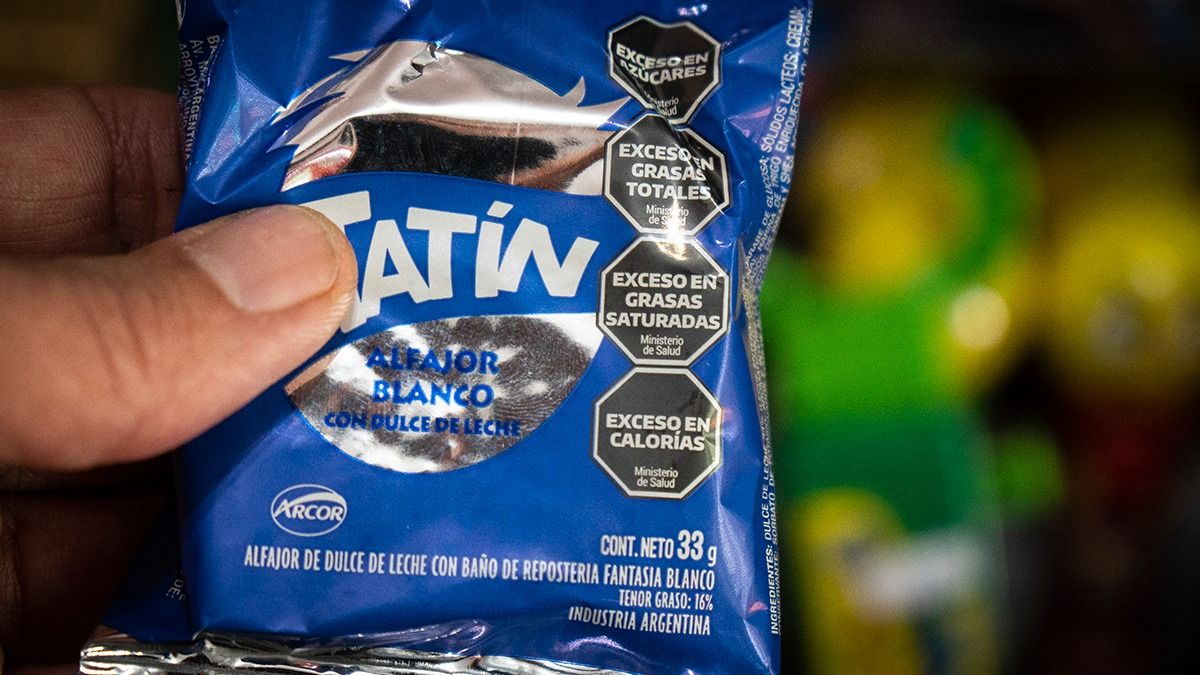 ¿Chau al alfajor en el cole? El Ministerio de Salud exigió a la DGE que los kioscos de las escuelas dejen de vender productos con sellos.