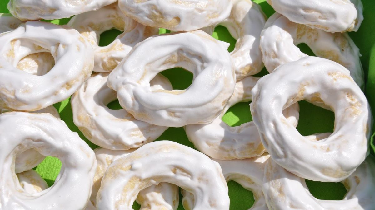 Los rosquetes santiagueños tienen una masa de anís y coñac y un glaseado de merengue. Foto: Mordiendo la galleta. Los rosquetes santiagueños tienen una masa de anís y coñac y un glaseado de merengue. Foto: Mordiendo la galleta.