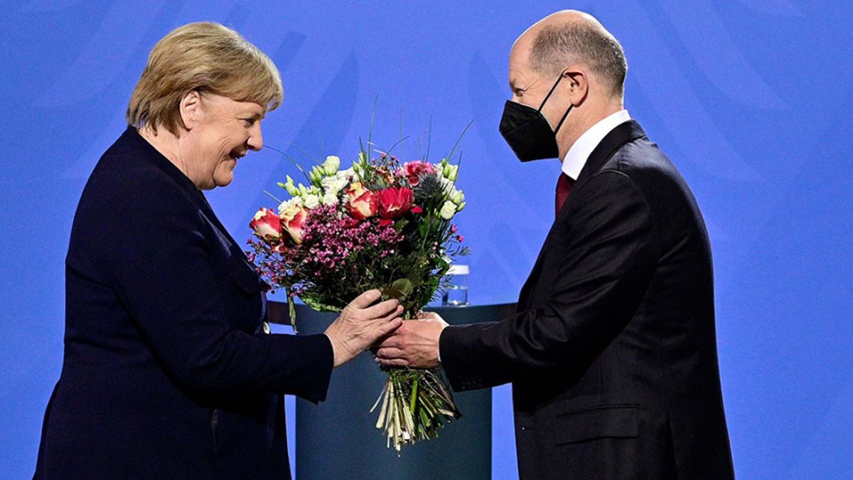 El nuevo canciller alemán Olaf Scholz homenajeó a Angela Merkel entregándole un ramo de flores en el acto de asunción