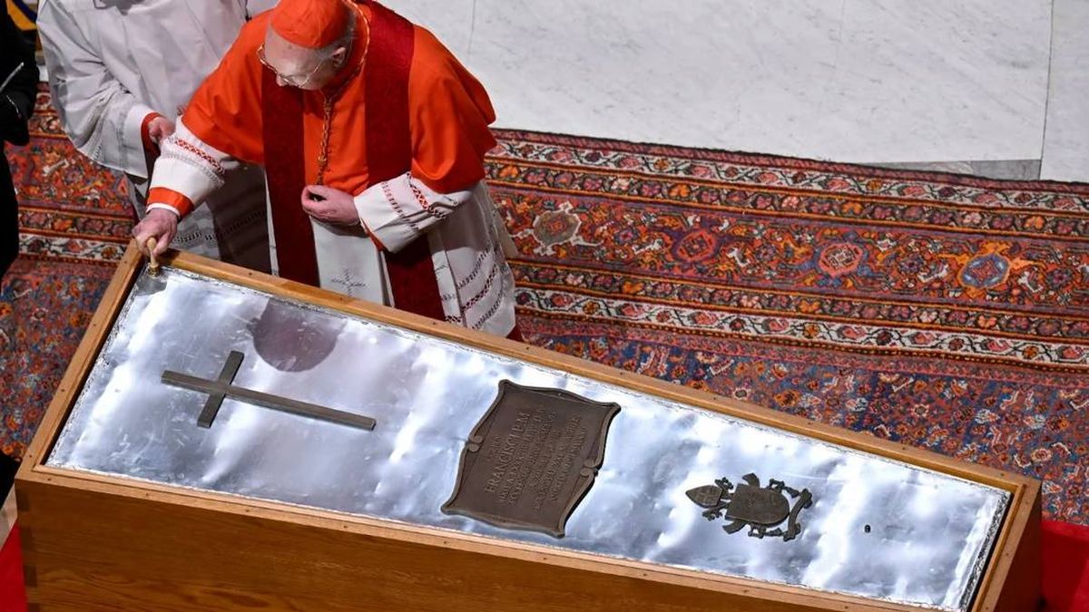 El féretro del papa Francisco quedó sellado con una cruz, el escudo del Vaticano y una placa