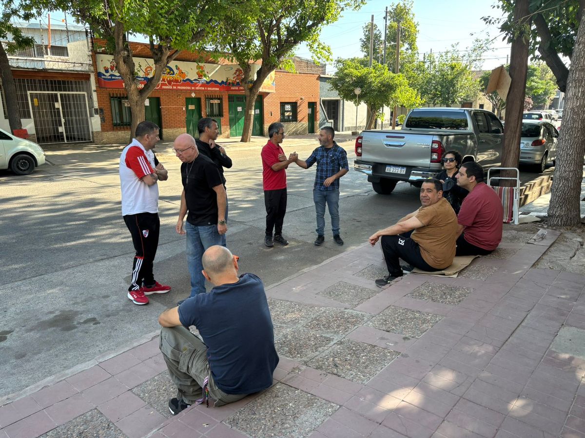 Los trabajadores de Copetín Gonzalo realizan vigilias en la sede de la empresa en busca de respuestas. Los trabajadores de Copetín Gonzalo realizan vigilias en la sede de la empresa en busca de respuestas.