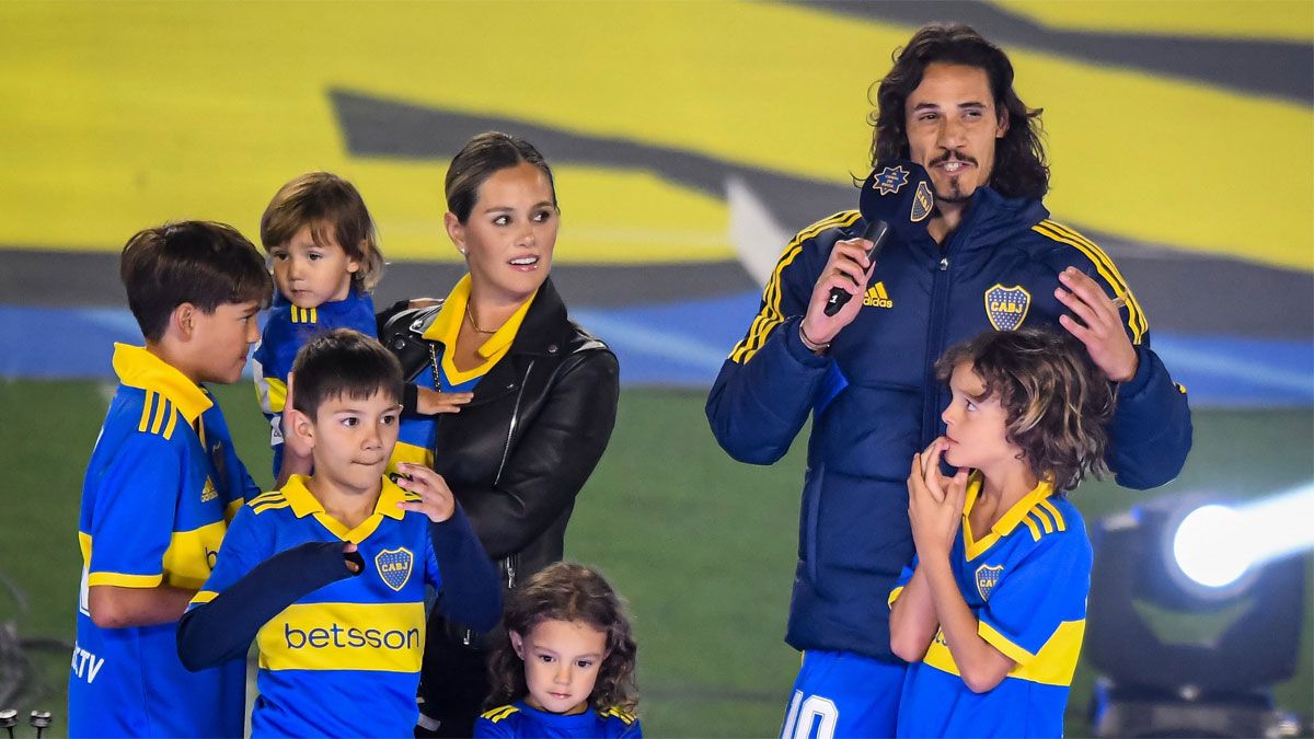 Edinson Cavani, nuevga figura de Boca, posa con su familia en la Bombonera.
