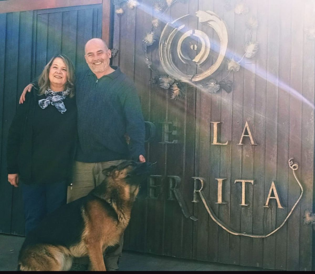 Adriana Gómez y Elías Derrache fundaron la bodega familiar De la Tierrita en su casa en Eugenio Bustos, San Carlos. Adriana Gómez y Elías Derrache fundaron la bodega familiar De la Tierrita en su casa en Eugenio Bustos, San Carlos.