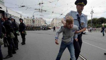 La foto de un niño arrestado por la policía rusa se hizo viral