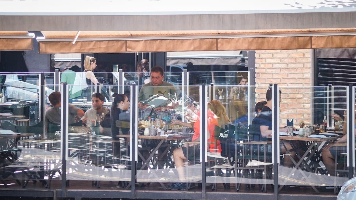 Durante el día abundan los vendedores ambulantes o las familias que pasan pidiendo limosna. A la noche la situación se pone violenta. Durante el día abundan los vendedores ambulantes o las familias que pasan pidiendo limosna. A la noche la situación se pone violenta.