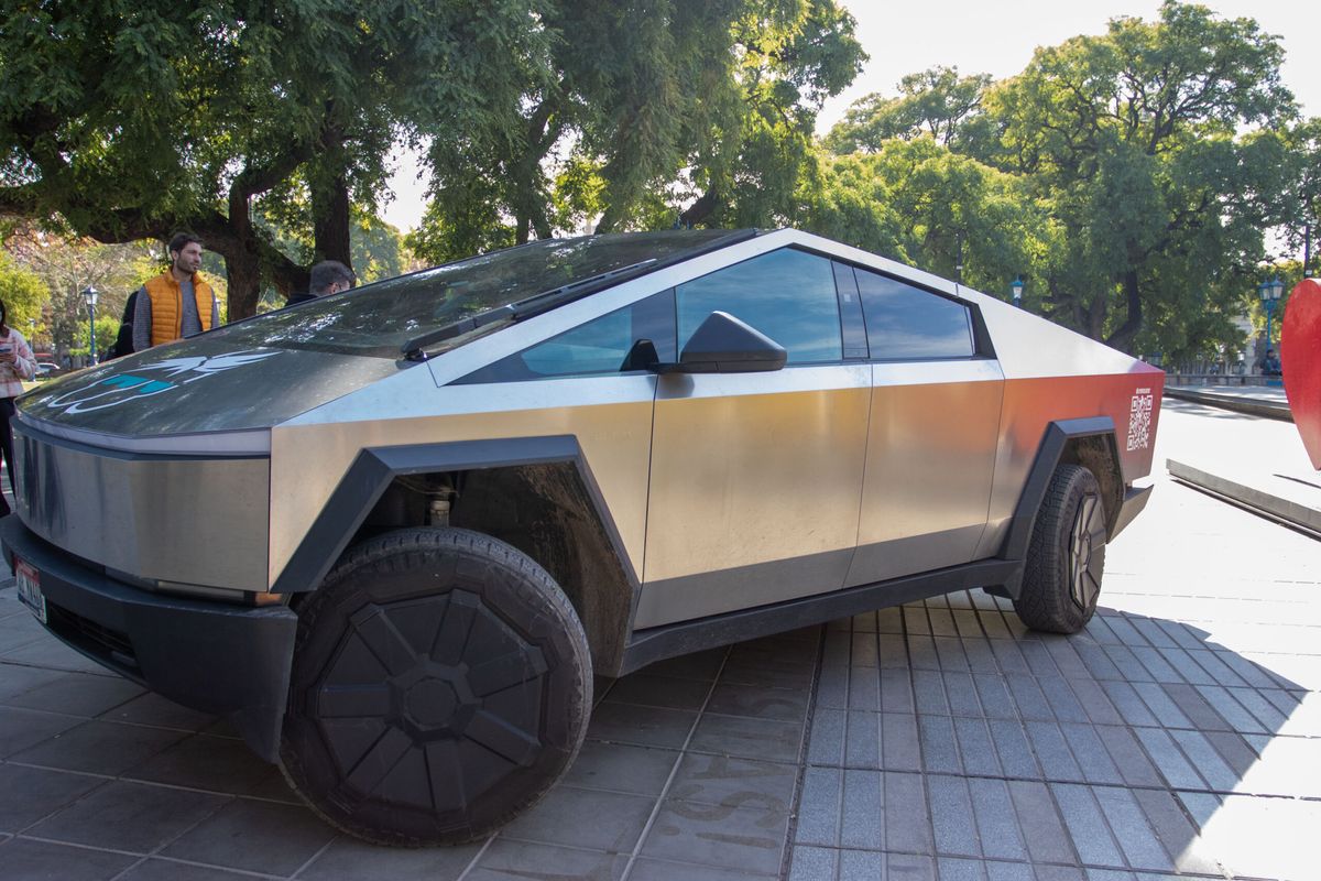 La camioneta inspirada en el futuro, la cybertruck, despertó pasiones entre los mendocinos y los turistas. La camioneta inspirada en el futuro, la cybertruck, despertó pasiones entre los mendocinos y los turistas.