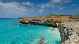 Parece una cala de Ibiza, pero es una isla del Caribe. Imagen: Expedia.