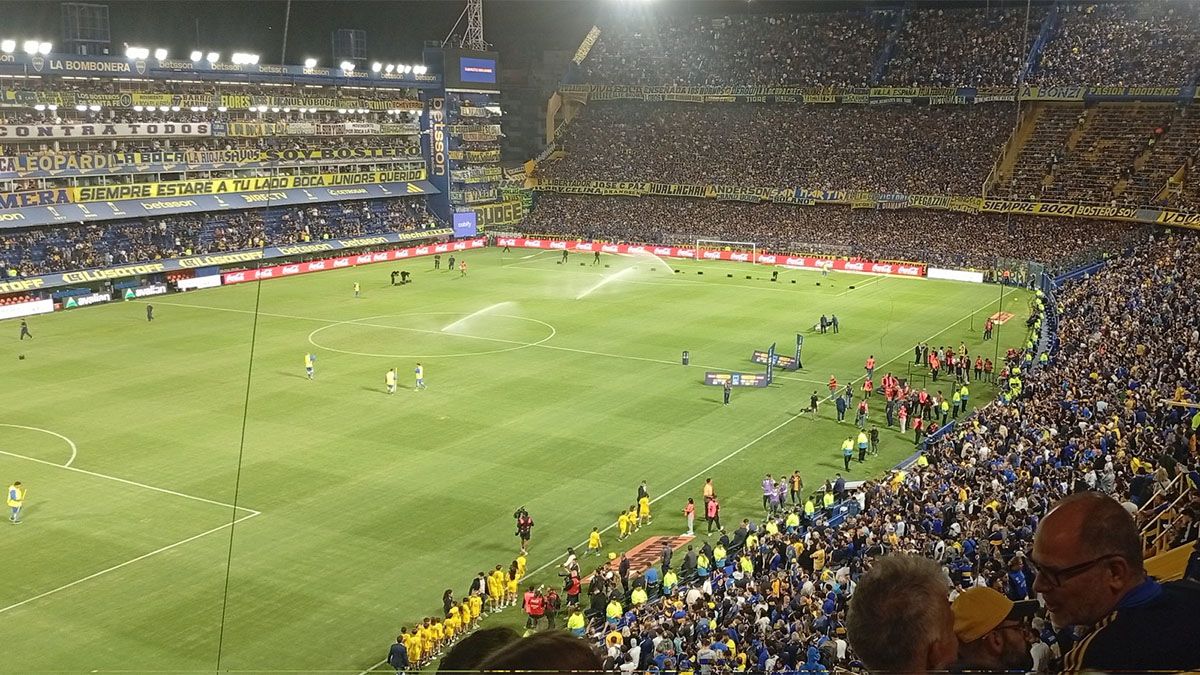 El hombre abandon&oacute; a sus hijos y decidi&oacute; entrar solo a la cancha.&nbsp;