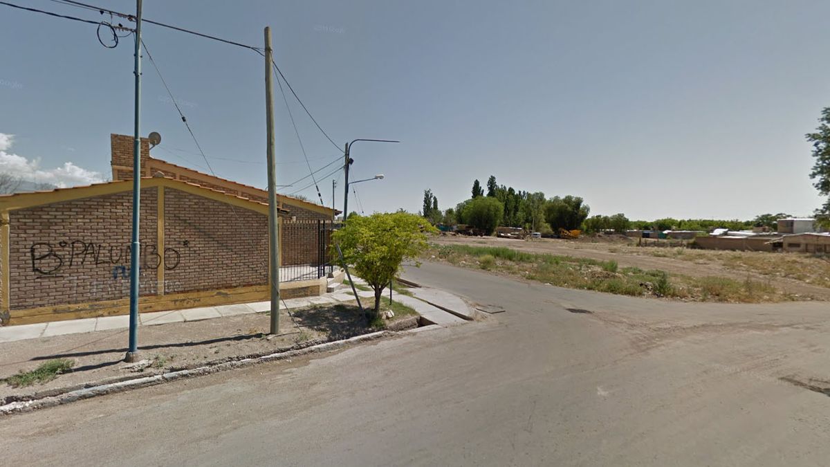 En esta esquina del barrio San Vicente, en el cruce de las calles Dique Los Nihuiles y Los Jacarandás, detuvieron a un menor en posesión de cartuchos de arma de fuego.