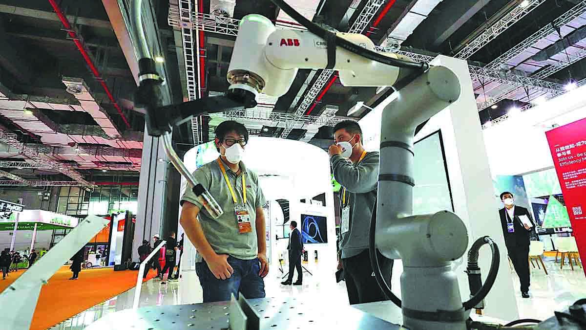Un robot industrial se muestra en el área de exhibición de equipos técnicos durante la quinta CIIE. ZHANG WEI / CHINA DAILY