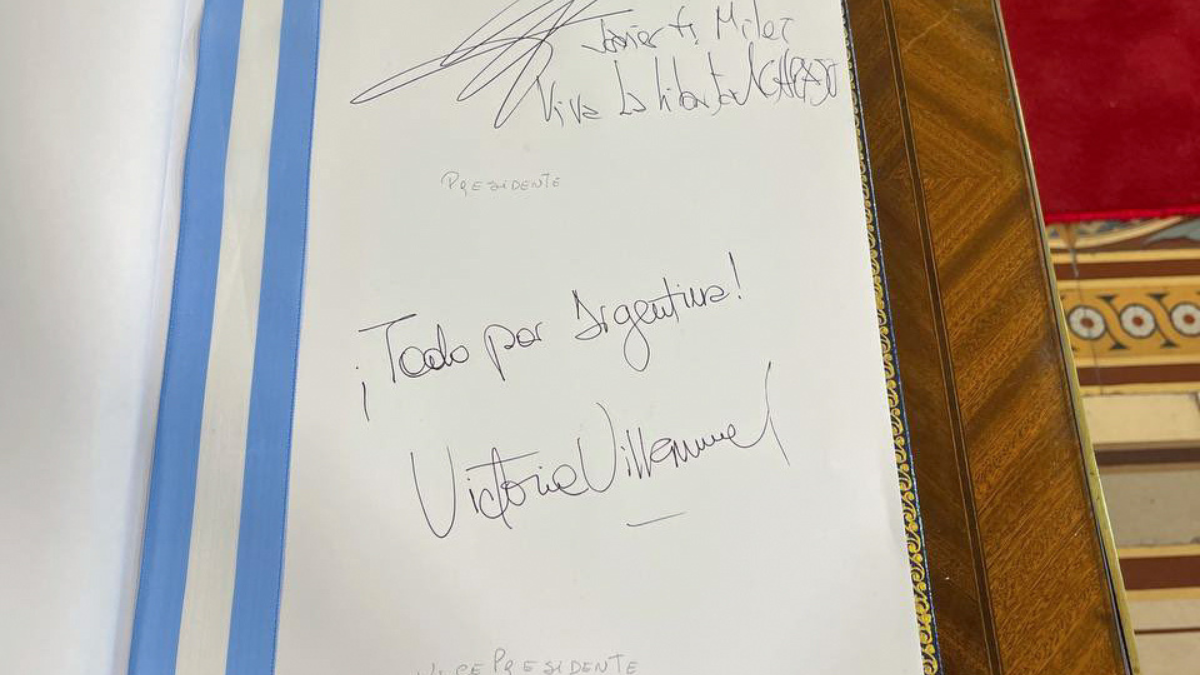 La actual vicepresidenta, Victoria Villarruel acompañó su firma con un Todo por Argentina.