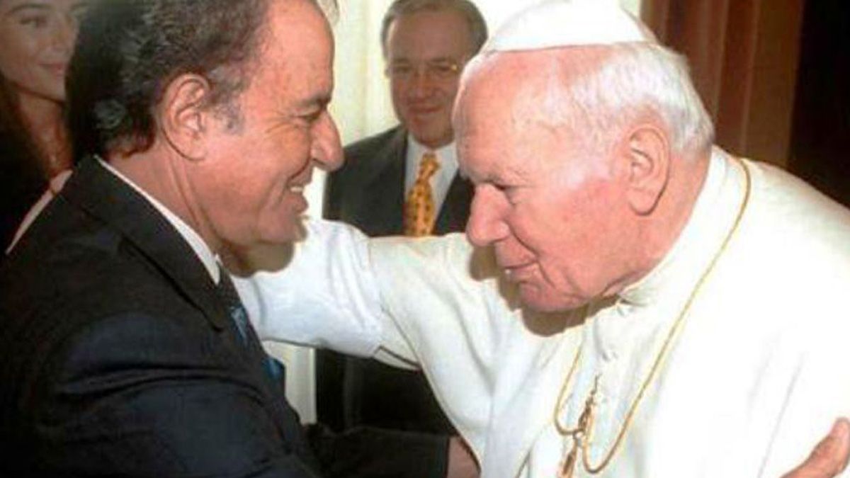 Durante su mandato, Menem se entrevistó seis veces con el papa Juan Pablo II, la última el 22 de noviembre de 1999, a días de dejar el poder.