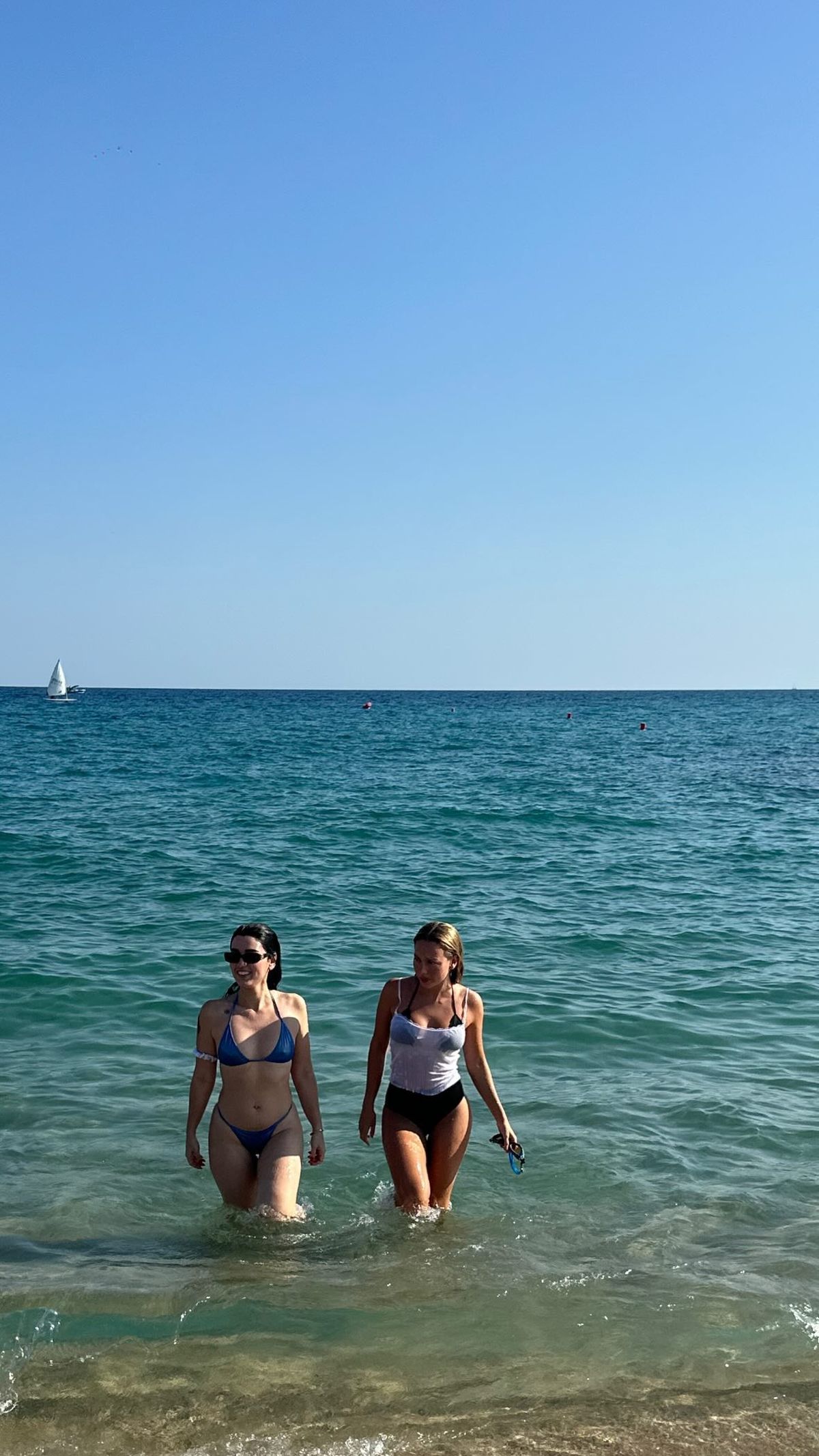  Ester Expósito se suma al bikini culotte ultra cavado y paraliza el verano europeo.