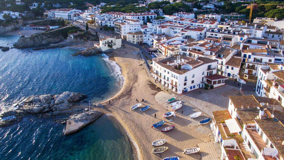 Calella de Palafrugell es el pueblo pesquero más encantador de la Costa Brava con las calas más alucinantes de España.