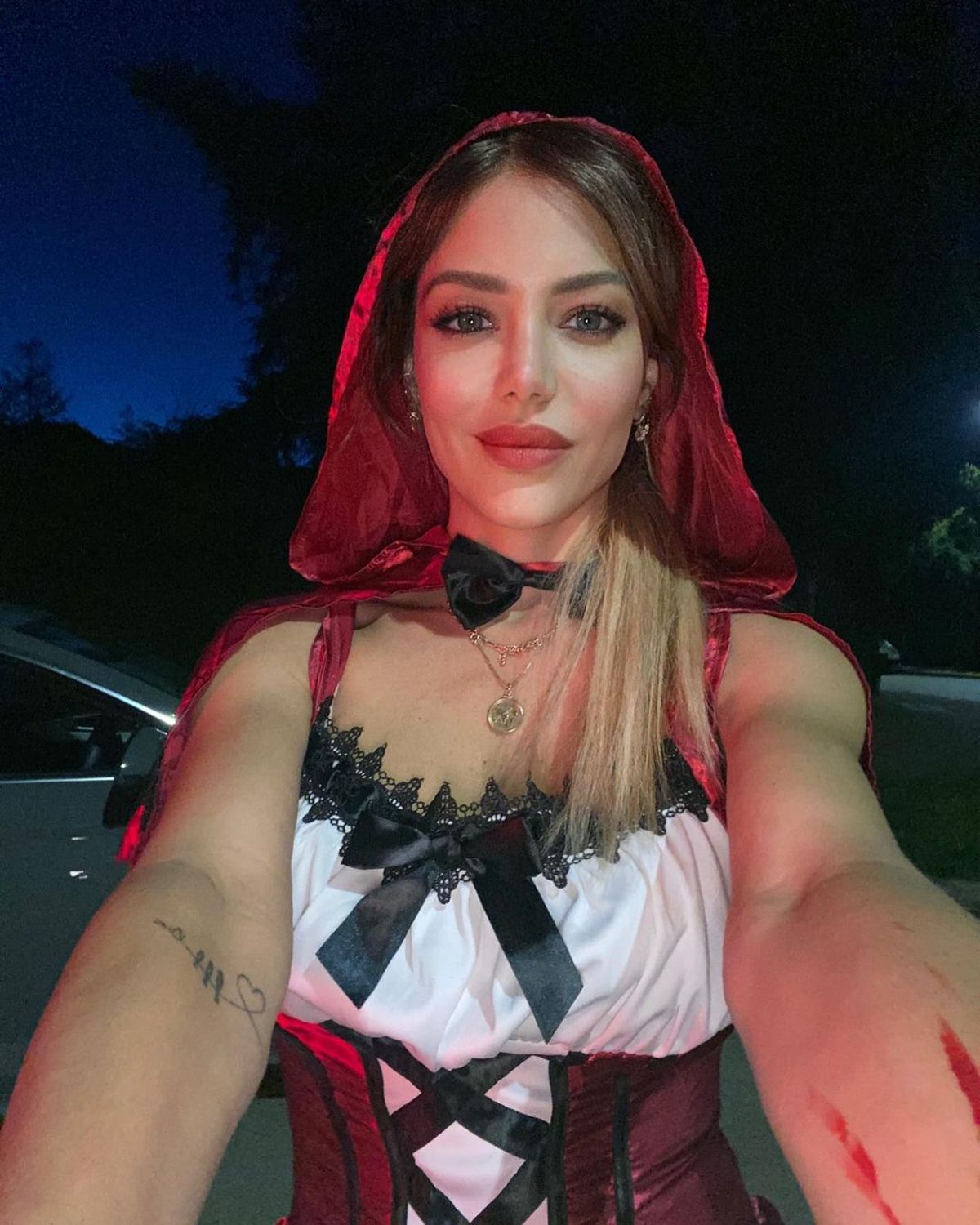 Locura por las fotos de Evangelina Anderson disfrazada de caperucita Hot.