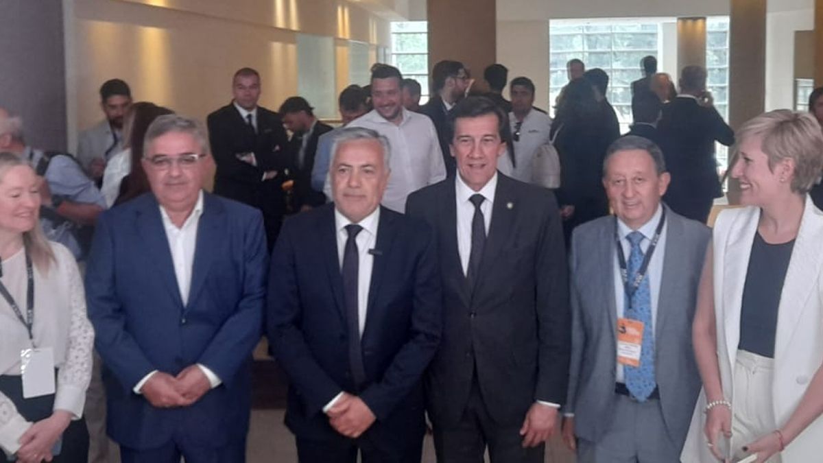 Autoridades en la Mesa del Cobre.
