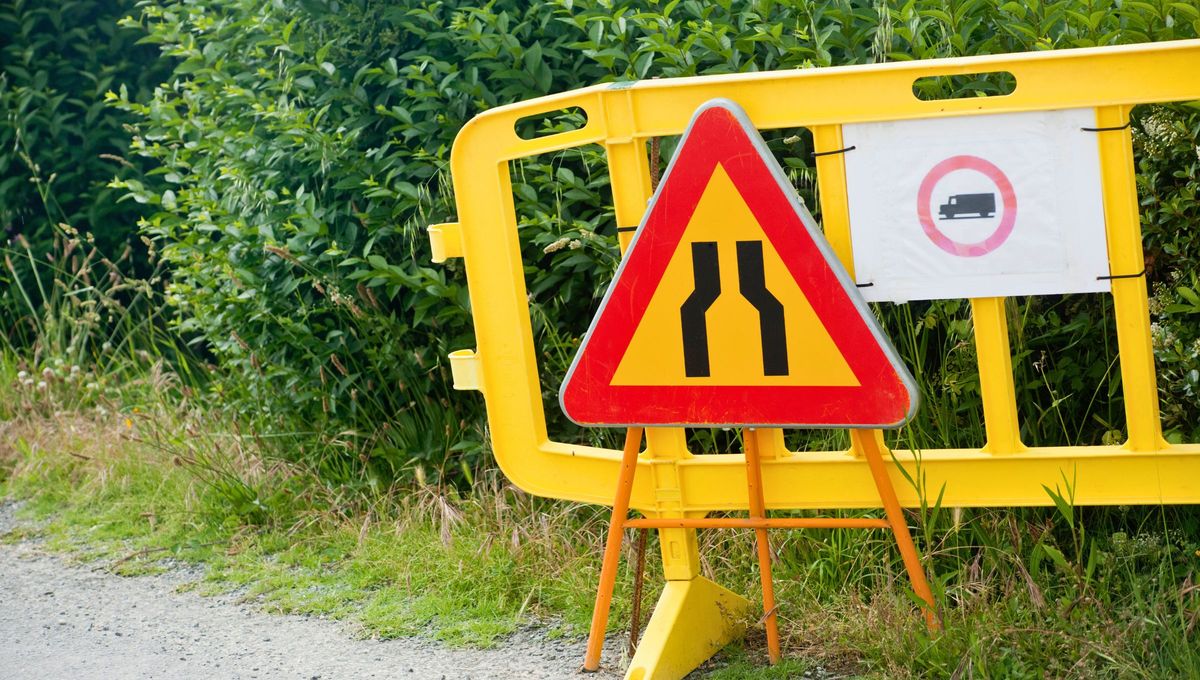 Señal de tránsito de estrechamiento de las dos manos (P10). Señal de tránsito de estrechamiento de las dos manos (P10).