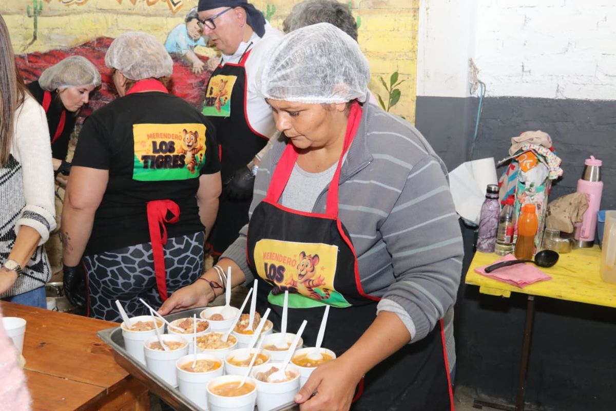 En una hora se sirvió el locro para los vecinos que concurren al merendero Los Tigres. En una hora se sirvió el locro para los vecinos que concurren al merendero Los Tigres.