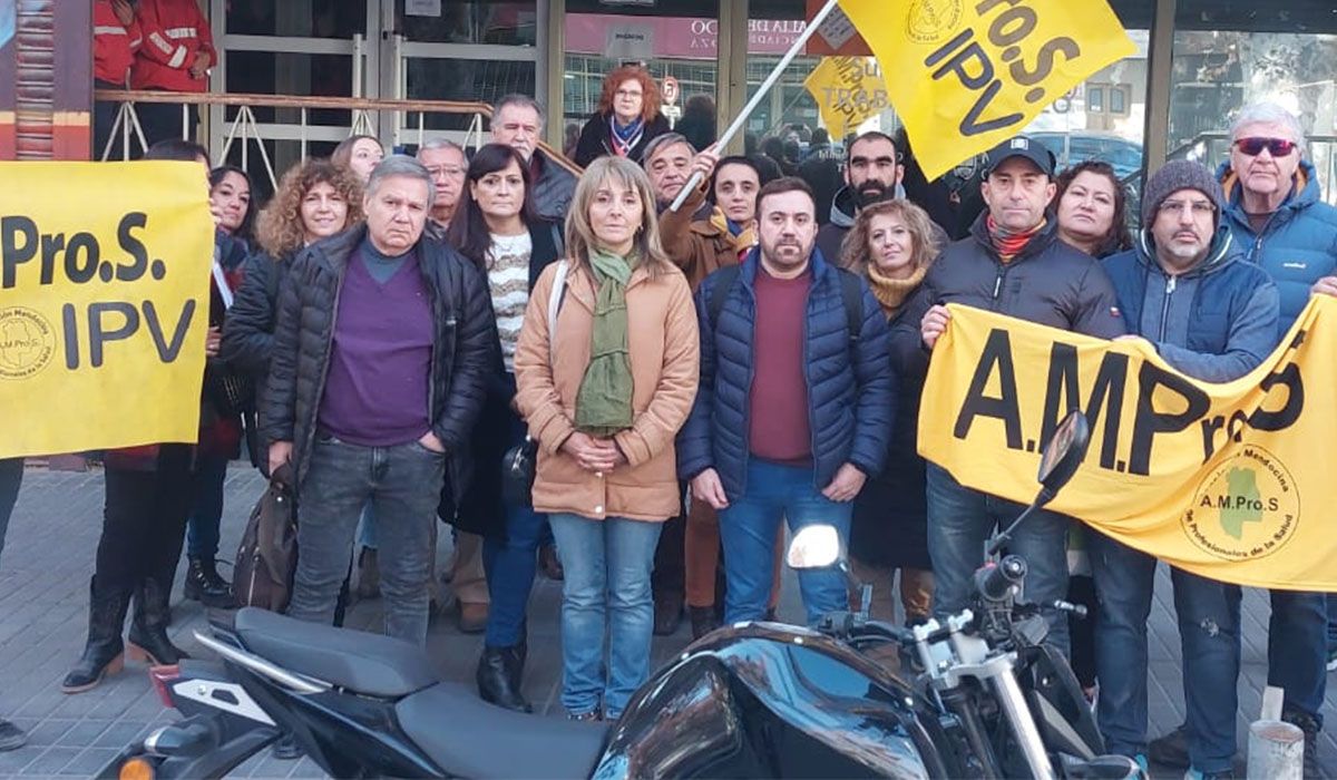 En el centro, la secretaria general de AMPROS, Claudia Iturbe.