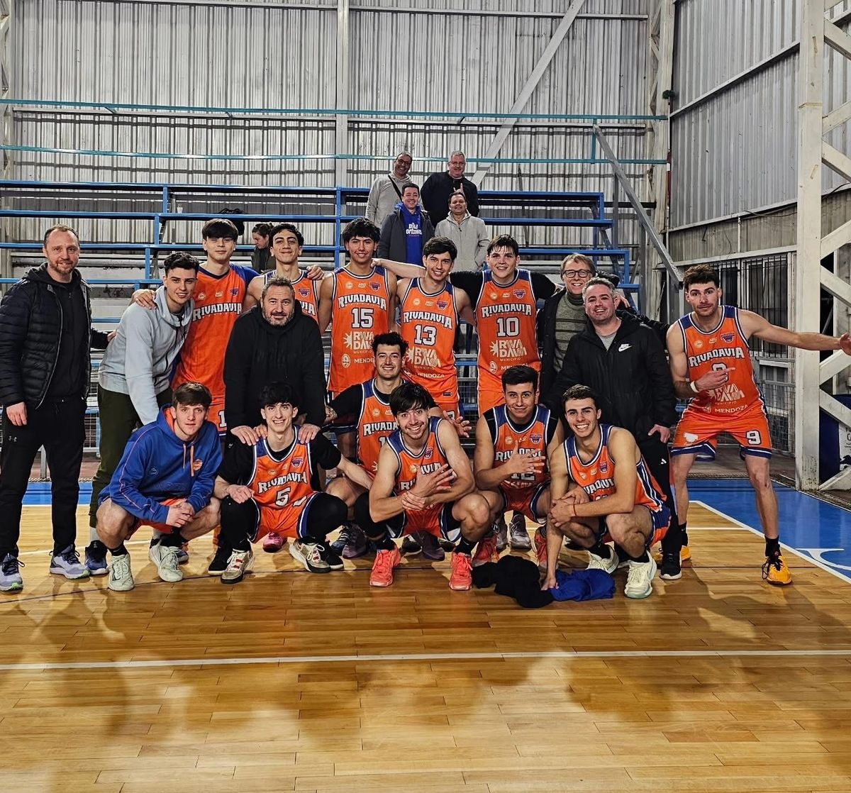 Rivadavia lidera en el básquet local pero San José puede igualarlo.