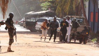 Mali: los terroristas que coparon un hotel liberan a los que leen el Corán y fuerzas especiales ingresaron al edificio