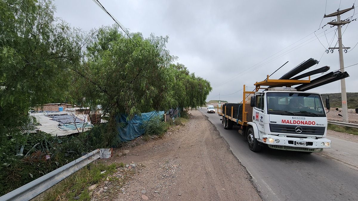 El traslado de familias y líneas de luz y gas relentiza la obra.