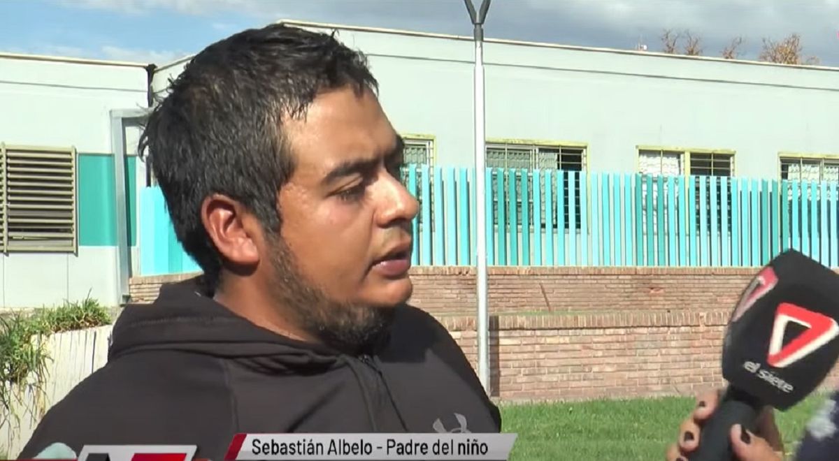 Sebastián Albelo, papá de Lorenzo, dijo que el dueño de los perros estaba con unas servilletas haciéndole comprensas de alcohol en el cuello al niño.